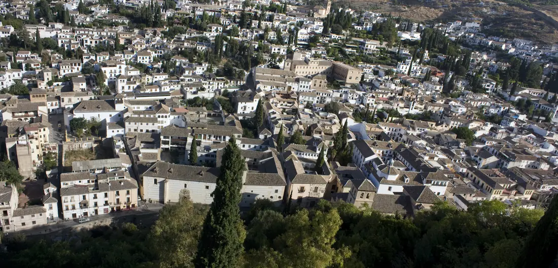 Alhambra nad Granadou viděná přes údolí řeky Darro z Albaicínu