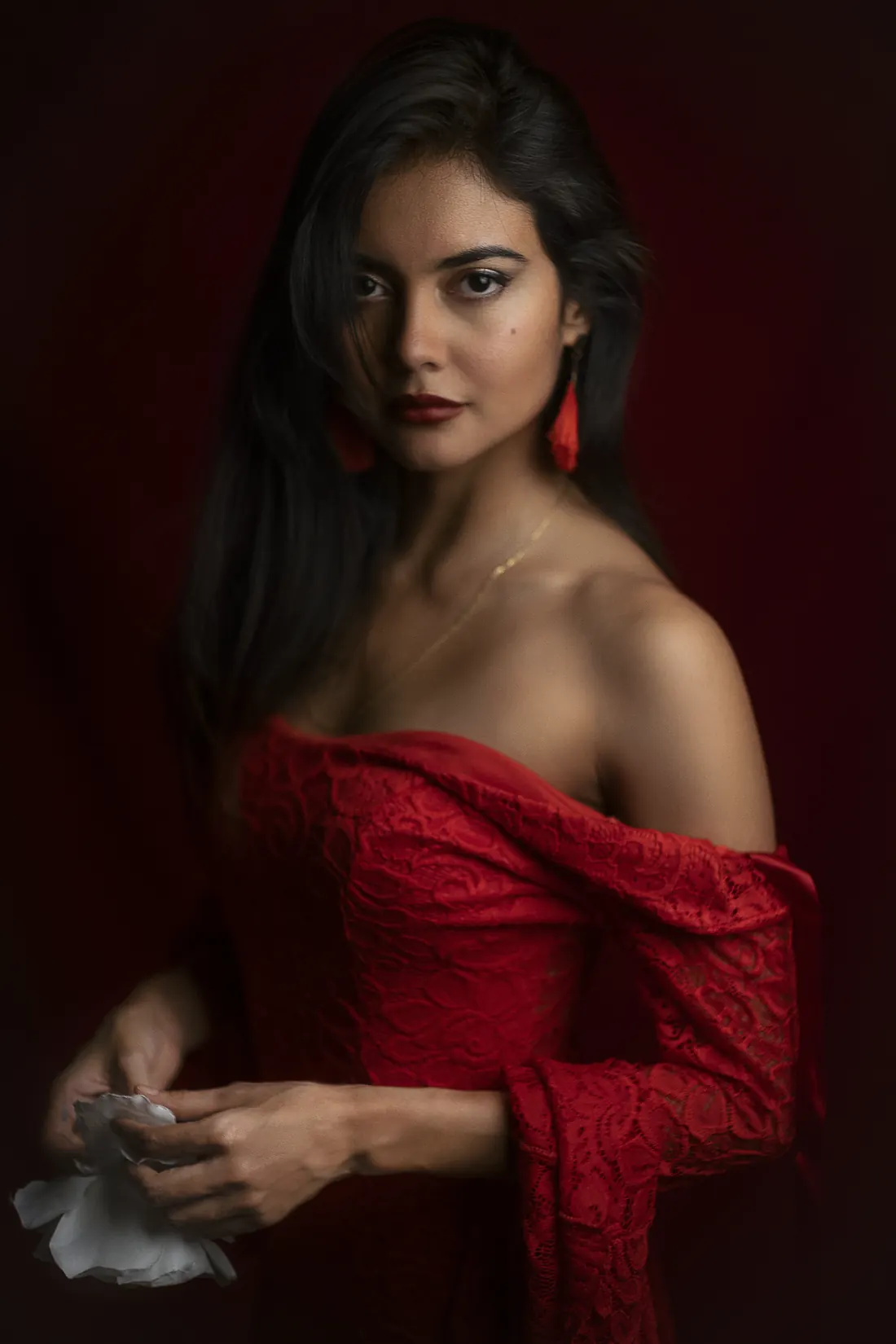 Tanečnice flamenca (bailaora) při vystoupení s expresivně vzpaženýma rukama